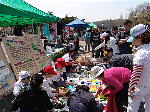 지난해 인천에서 열린 지구의 날 행사장에 마련된 녹색 장터 